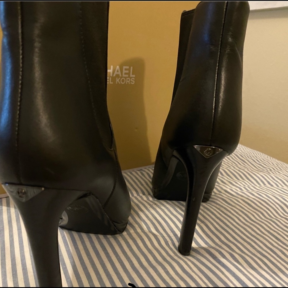 Great condition. Only worn a few times. 4inch heel. No damage.